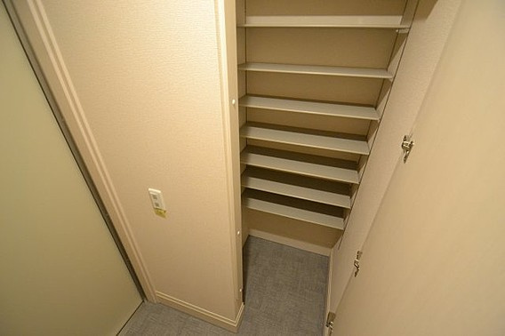 神戸市中央区熊内町３丁目の賃貸マンションの玄関