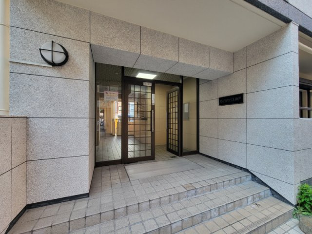神戸市中央区相生町４丁目の賃貸マンションのエントランス