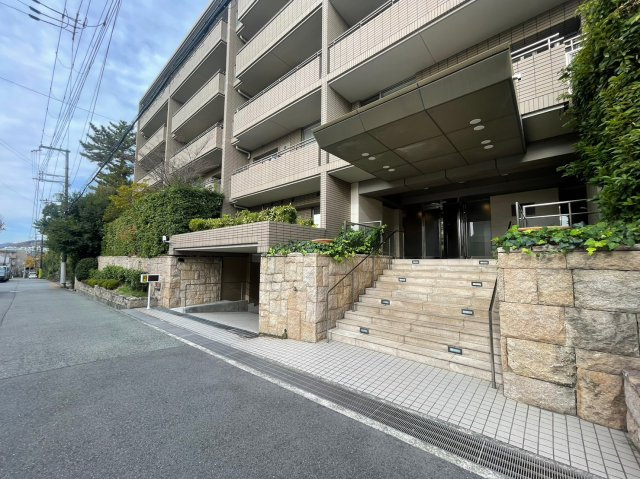 芦屋市翠ケ丘町の賃貸マンションの駐車場