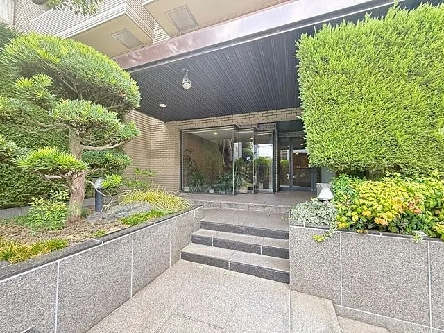 芦屋市親王塚町の賃貸マンションのエントランス