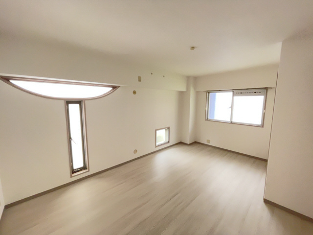 芦屋市川西町の賃貸マンションの居間・リビング