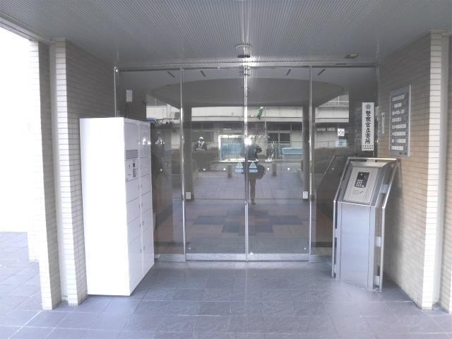 芦屋市業平町の賃貸マンションのエントランス