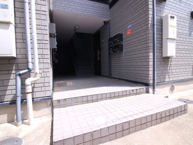 神戸市灘区神前町４丁目のアパートのエントランス