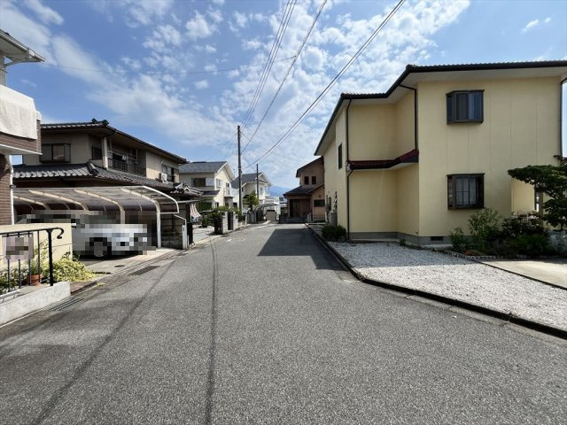 竜王新町４SLDKの前面道路含む現地写真|南西道路幅員６ｍ
