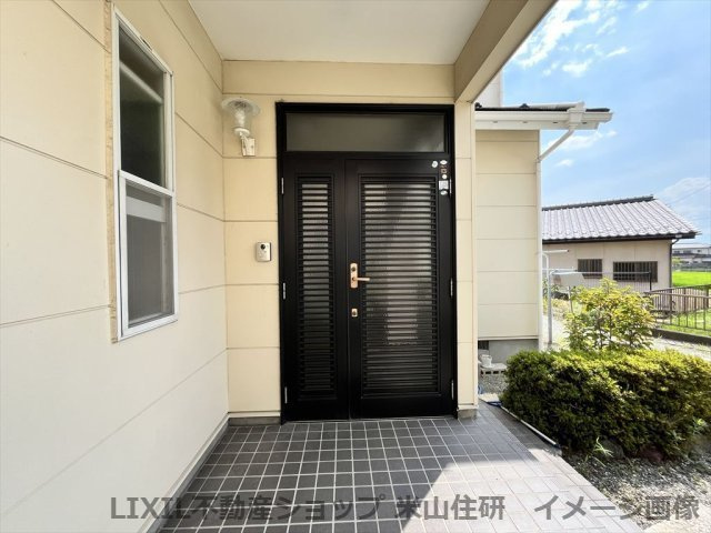 竜王新町４SLDKの玄関