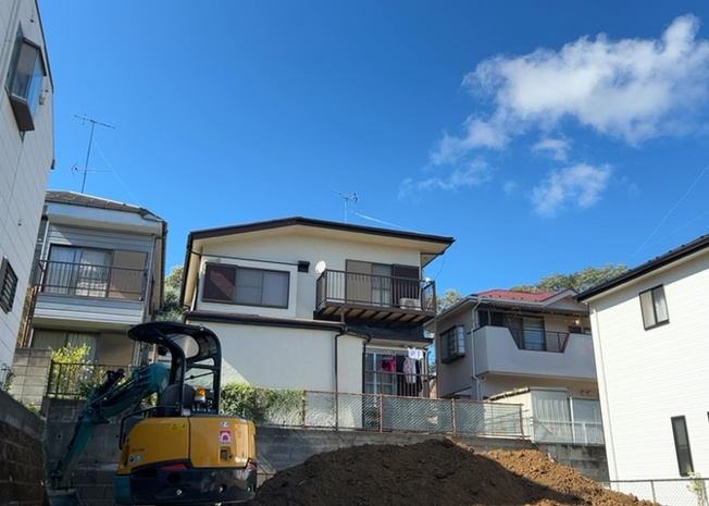 【バルコニー】 | バルコニーは、室外の専用スペースのうち、「屋根がなく開放された空間」であるものを指します。ベランダより広いタイプのものが多く、日当たりもよいため家庭菜園などを楽しみたい人にとって適した環境となります。