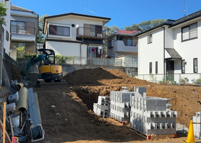 【外観】 | 現地に行くなら、物件の周囲の地形がどうなっているかを見ることも大切です。周辺より低くなっている土地では、大雨などで水が集まりやすいため、地盤が弱くなっているということも考えられるため、注意が必要です。
