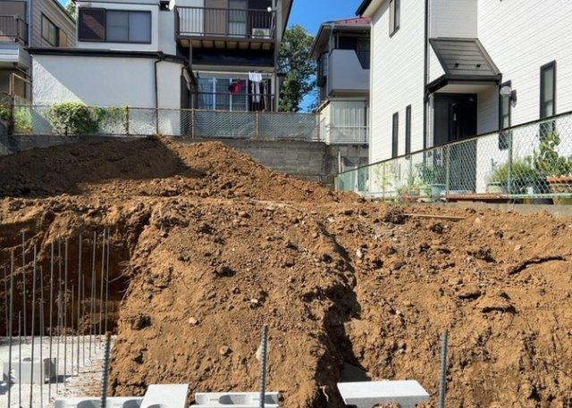 【庭】 | 庭のある家に住むことのメリットとして、子どもたちの遊び場を確保できること、ガーデニングや家庭菜園を楽しめること、明るさを確保できることがあります。また、配置を工夫することでプライバシーが確保できます。