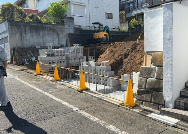 【前面道路含む現地写真】 | 住宅用の土地では前面道路に2m以上接していなければならないと法律で定められています。しかし、お持ちの車のサイズやライフスタイルなどにより、2mでは利便が悪い場合もございますので、事前に確認しましょう。
