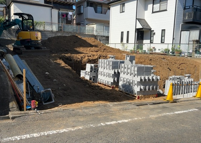 【前面道路含む現地写真】 | お持ちの車種によっては前面道路が広い方が便利でしょう。しかし、前面道路が広ければその分交通量が多くなるため、騒音などが気になる場合があります。実際に現地を見学し、周辺交通量や騒音などを確認しましょう！