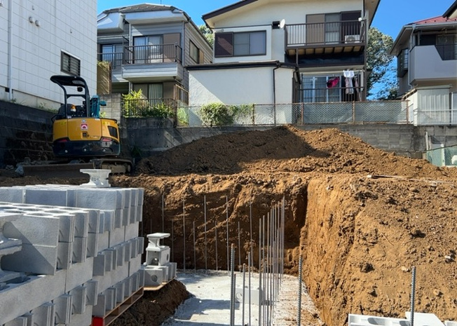 【庭】 | 庭があることでガーデニングや家庭菜園はもちろん、こどもの遊び場やペットを放して遊ぶことができます。また、家の周囲に余裕があるということです。隣地との間があれば、十分な日当たりと、風通しが確保できます。