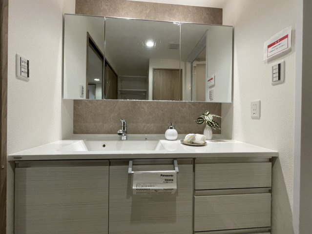 芦屋パークマンションB棟の独立洗面台|横に広い洗面台。※設置されている家具・小物・照明はディプレイ用です。