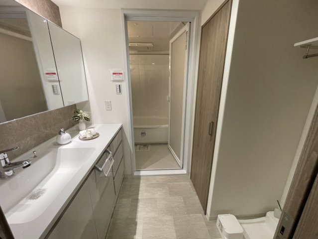 芦屋パークマンションB棟の脱衣所|※設置されている家具・小物・照明はディプレイ用です。