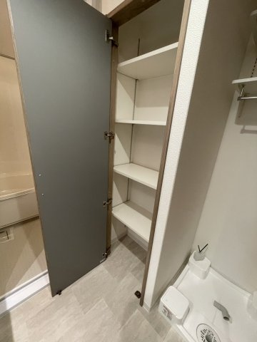 芦屋パークマンションB棟の収納|洗面室にも収納棚があります。