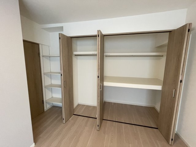 芦屋パークマンションB棟の洋室|約8.7帖洋室。たっぷり収納があって便利です。