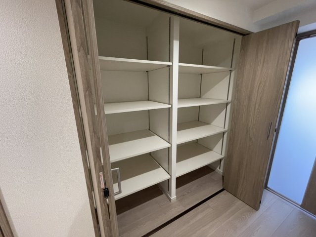 芦屋パークマンションB棟の収納|廊下にも収納スペースがございます。