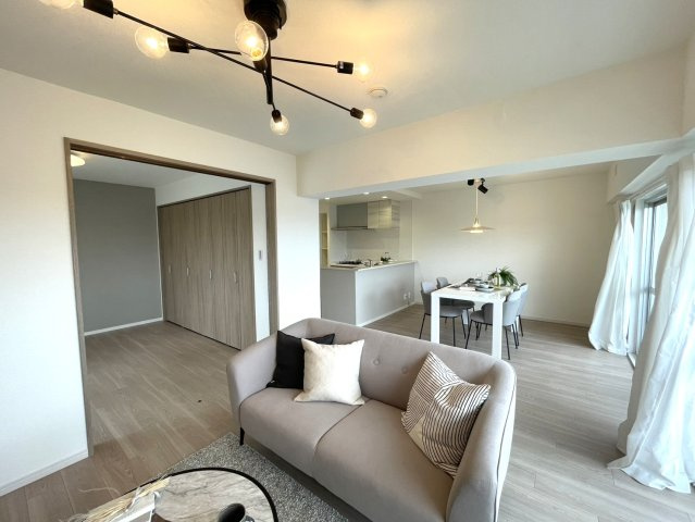 芦屋パークマンションB棟の居間・リビング|約6.5帖の洋室を開放すればさらに開放的に※設置されている家具・小物・照明はディプレイ用です。