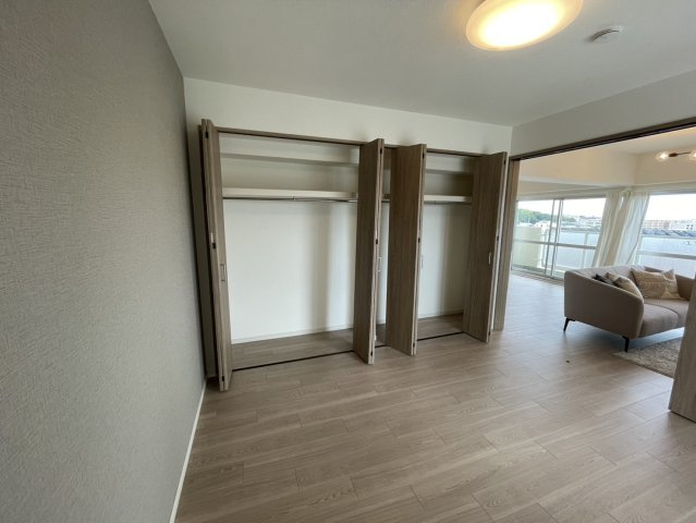 芦屋パークマンションB棟の洋室|約6.5帖洋室。※設置されている家具・小物・照明はディプレイ用です。