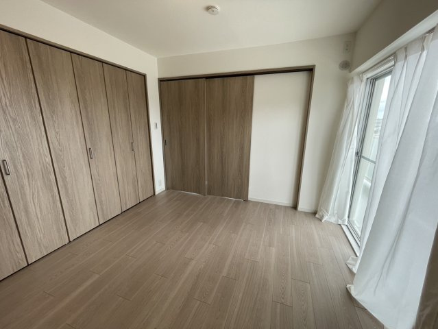 芦屋パークマンションB棟の洋室|約6.5帖洋室。※設置されている家具・小物・照明はディプレイ用です。