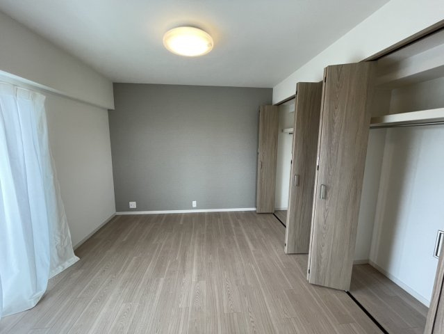 芦屋パークマンションB棟の洋室|約6.5帖洋室。※設置されている家具・小物・照明はディプレイ用です。