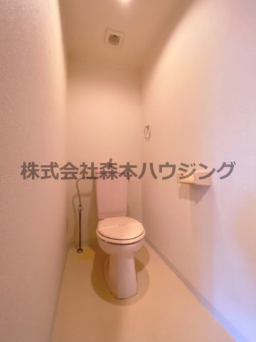 【トイレ】 | 　シャトー東寝屋川 | 落ち着いた色調のトイレです