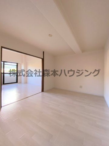 【居間・リビング】 | 　シャトー東寝屋川 | 明るい居間です