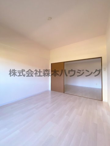【洋室】 | 　シャトー東寝屋川 | 広々とした洋室です