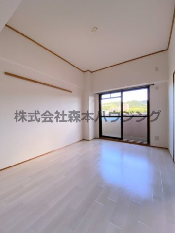 【洋室】 | 　シャトー東寝屋川 | 明るい洋室です