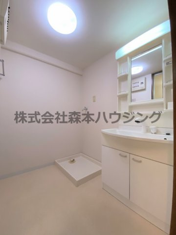 【洗面所】 | 　シャトー東寝屋川 | ゆったりとスペースのある洗面所