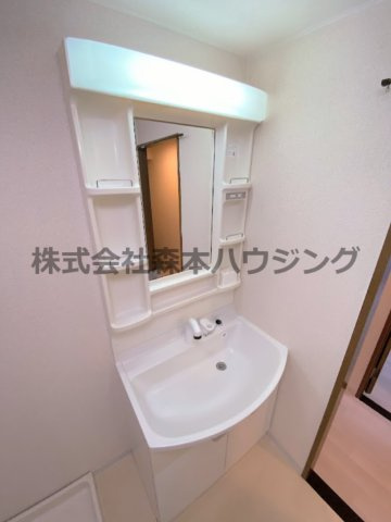 【独立洗面台】 | 　シャトー東寝屋川 | 独立洗面化粧台が付いています