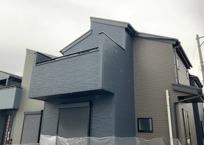 【バルコニー】 | バルコニーは、室外の専用スペースのうち、「屋根がなく開放された空間」であるものを指します。ベランダより広いタイプのものが多く、日当たりもよいため家庭菜園などを楽しみたい人にとって適した環境となります。