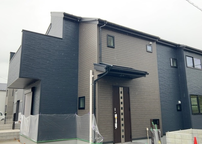 【外観】 | 現在は上棟となっています。現地をご見学に行く際は、道路の幅や周辺の交通量、施設などをご確認頂くことをおすすめします！ある程度イメージをつけたいという場合は、同売主の施工事例や完成パースもお見せします。