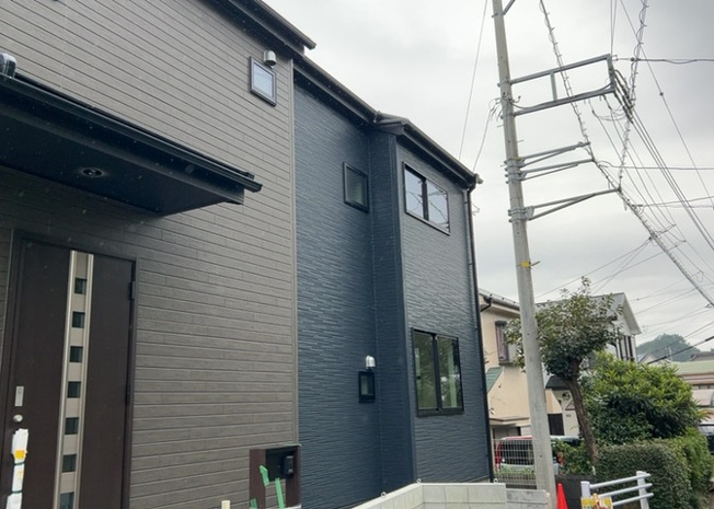 【内装】 | 建物建築の外壁の主流となっているサイディング仕様は、板を外壁に貼り合わせる施工方法です。金属系・木質系・窯業系があり、断熱性や耐用性などが異なります。外壁の色やデザインなど詳細は現地でご確認ください。