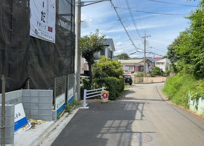 【前面道路含む現地写真】 | 住宅用の土地では前面道路に2m以上接していなければならないと法律で定められています。しかし、お持ちの車のサイズやライフスタイルなどにより、2mでは利便が悪い場合もございますので、事前に確認しましょう。