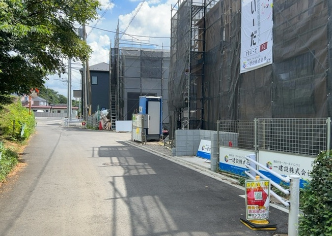 【前面道路含む現地写真】 | お持ちの車種によっては前面道路が広い方が便利でしょう。しかし、前面道路が広ければその分交通量が多くなるため、騒音などが気になる場合があります。実際に現地を見学し、周辺交通量や騒音などを確認しましょう！