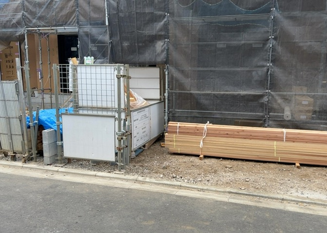 【庭】 | 庭があることでガーデニングや家庭菜園はもちろん、こどもの遊び場やペットを放して遊ぶことができます。また、家の周囲に余裕があるということです。隣地との間があれば、十分な日当たりと、風通しが確保できます。
