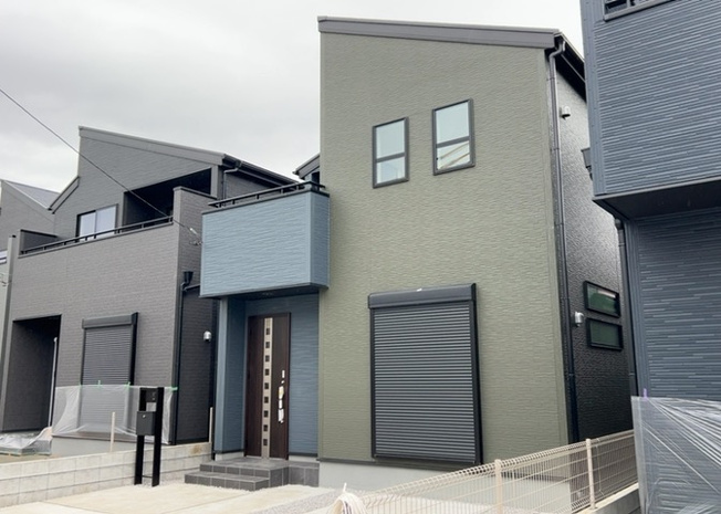 【外観】 | 現在は上棟となっています。現地をご見学に行く際は、道路の幅や周辺の交通量、施設などをご確認頂くことをおすすめします！ある程度イメージをつけたいという場合は、同売主の施工事例や完成パースもお見せします。