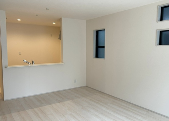 【内装】 | 内装はとにかくおしゃれなものがいい！と選ぶ前に、まず住んだ後のことを想像してみましょう。住んでみたらコンセントの位置が悪くて使いにくいなど出てきます。事前にどの家電をどこに置くか想定しておきましょう。