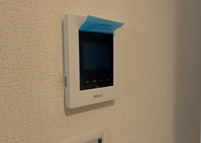 【冷暖房・空調設備】 | 基礎パッキング工法とは、床下の換気確保のため基礎と土台の間に緩衝材を挟み込む工法です。土台の下に数十センチの間隔で設置されるため、全体的な隙間が生まれます。床下換気口に比べて高い通気性が確保されます。