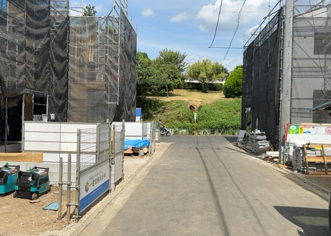 【前面道路含む現地写真】 | 住宅用の土地では前面道路に2m以上接していなければならないと法律で定められています。しかし、お持ちの車のサイズやライフスタイルなどにより、2mでは利便が悪い場合もございますので、事前に確認しましょう。
