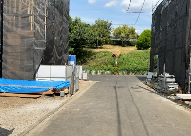 【前面道路含む現地写真】 | お持ちの車種によっては前面道路が広い方が便利でしょう。しかし、前面道路が広ければその分交通量が多くなるため、騒音などが気になる場合があります。実際に現地を見学し、周辺交通量や騒音などを確認しましょう！