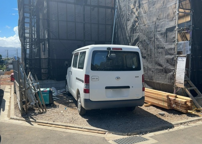【駐車場】 | 駐車場と明記されていても、最小スペースでつくられた駐車場だと大型車は駐車できなかったり、出入りしにくくなったりする可能性があります。お車のサイズと購入したい物件の駐車場のサイズを現地で確認しましょう。