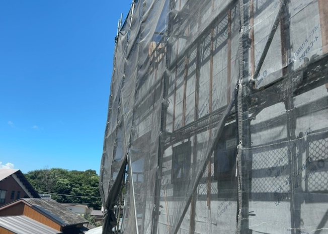 【バルコニー】 | バルコニーは、室外の専用スペースのうち、「屋根がなく開放された空間」であるものを指します。ベランダより広いタイプのものが多く、日当たりもよいため家庭菜園などを楽しみたい人にとって適した環境となります。
