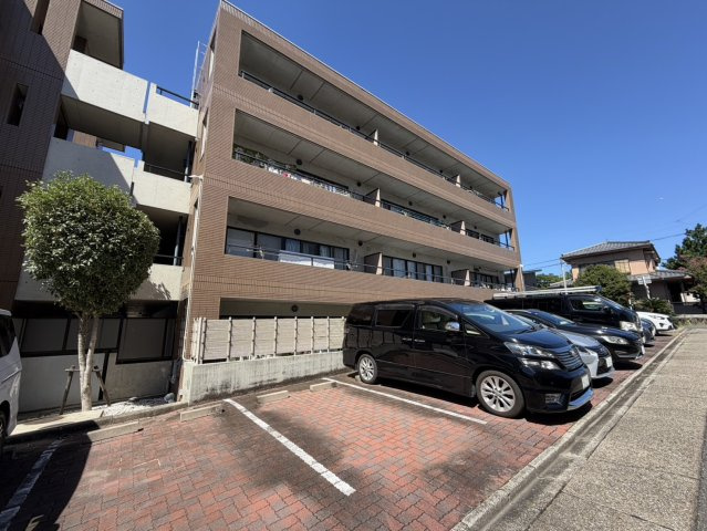 ビラ三秀山中の駐車場