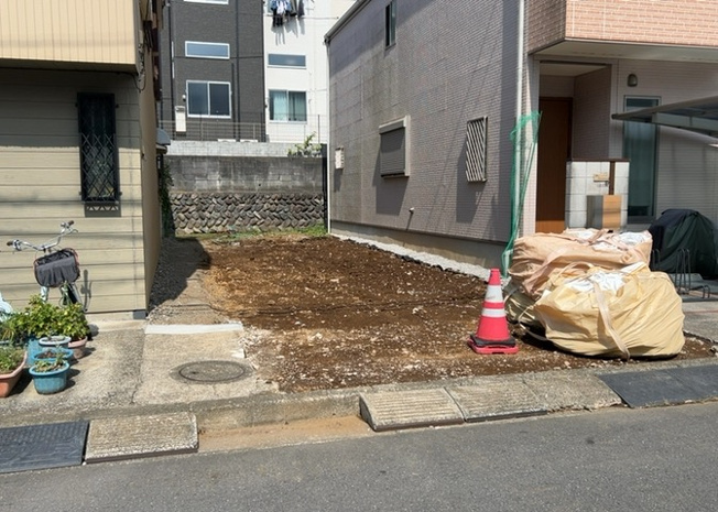 【構造・工法・仕様】 | ベタ基礎とは、柱の位置に関係なく全体に基礎がある事を指し、面積が大きい分建物の重さを全体に分散できます。また、地面からの湿気や害虫を遮断でき、木造住宅で心配されるシロアリ被害を防ぐ効果も期待できます。