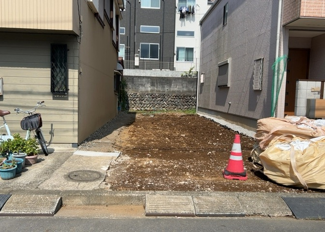 【外観】 | 現在は上棟となっています。現地をご見学に行く際は、道路の幅や周辺の交通量、施設などをご確認頂くことをおすすめします！ある程度イメージをつけたいという場合は、同売主の施工事例や完成パースもお見せします。