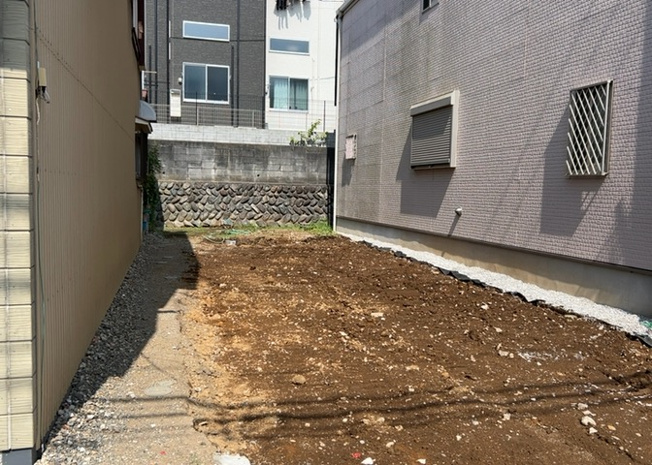 【前面道路含む現地写真】 | 住宅用の土地では前面道路に2m以上接していなければならないと法律で定められています。しかし、お持ちの車のサイズやライフスタイルなどにより、2mでは利便が悪い場合もございますので、事前に確認しましょう。