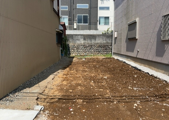 【前面道路含む現地写真】 | お持ちの車種によっては前面道路が広い方が便利でしょう。しかし、前面道路が広ければその分交通量が多くなるため、騒音などが気になる場合があります。実際に現地を見学し、周辺交通量や騒音などを確認しましょう！
