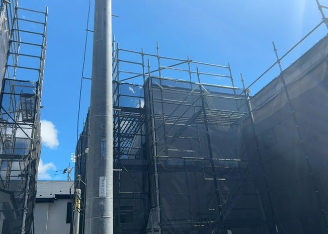 【バルコニー】 | バルコニーは、室外の専用スペースのうち、「屋根がなく開放された空間」であるものを指します。ベランダより広いタイプのものが多く、日当たりもよいため家庭菜園などを楽しみたい人にとって適した環境となります。