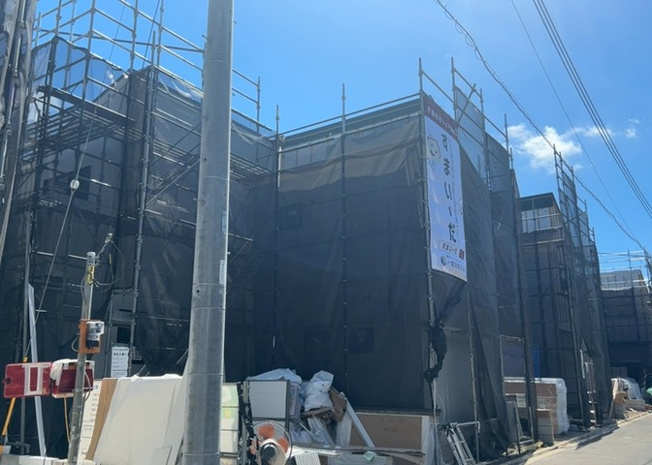 【構造・工法・仕様】 | 木造住宅とは土台、壁、柱など建築物の強度を支える構造体の材に木が使用されている構造を指します。構造体は建物の自重を支えるだけではなく風圧や水圧、積裁荷重などあらゆる衝撃に耐えるための基礎です。